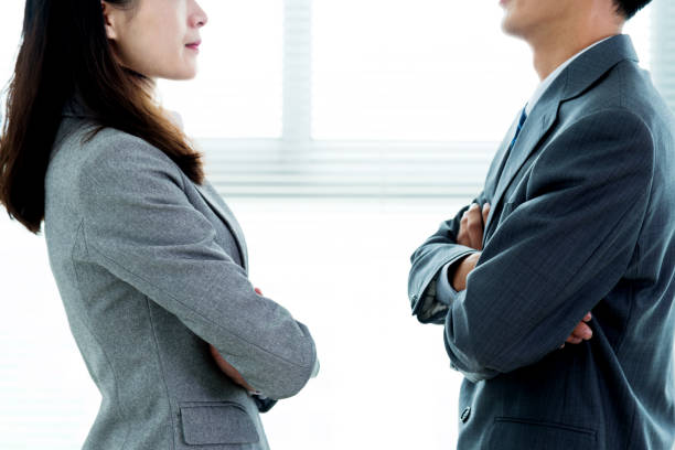 hai doanh nhân đứng đối mặt - rival hình ảnh sẵn có, bức ảnh & hình ảnh trả phí bản quyền một lần
